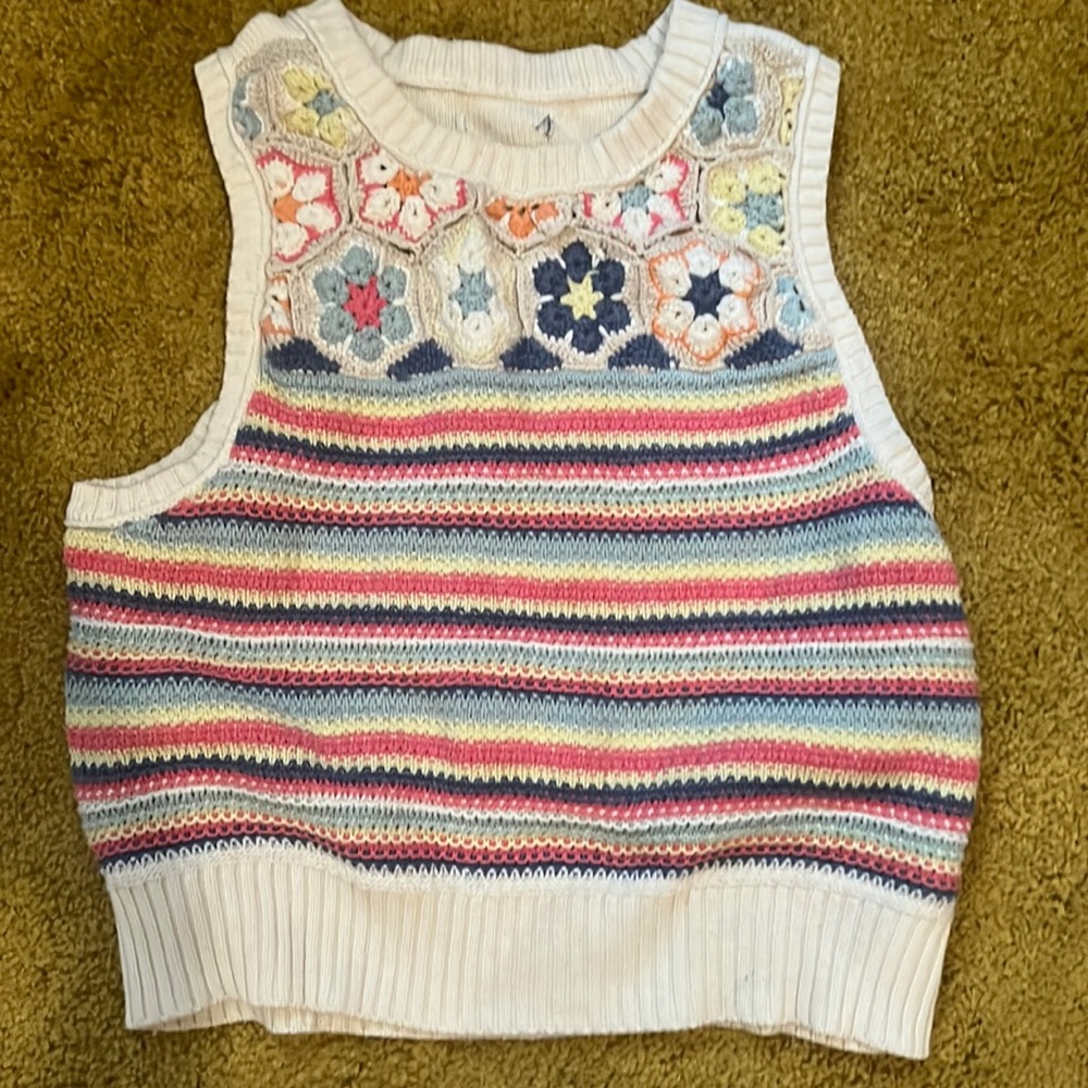 American Eagle Knitted Retro Vest. Size Medium. Multicolored/cream background